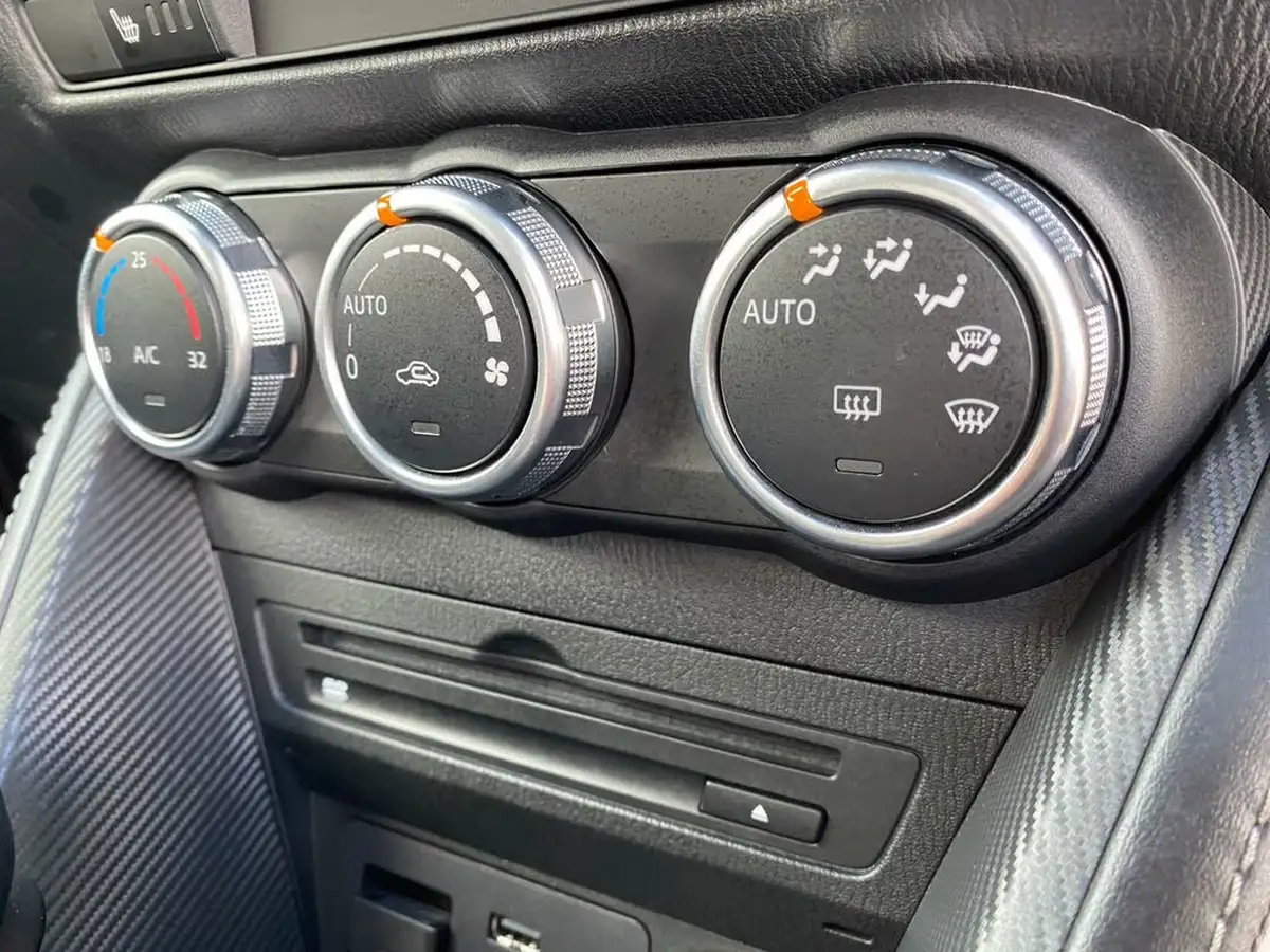 2019-mazda-mazda2-big-48