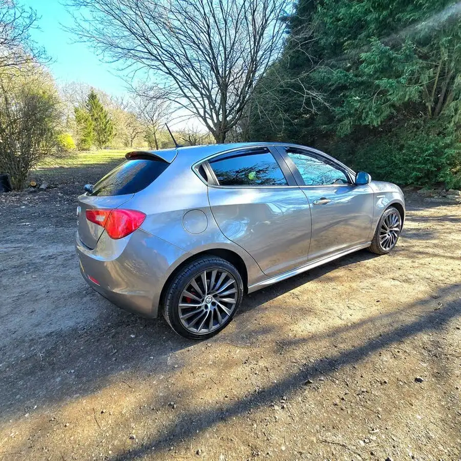 2014-alfa-romeo-giulietta-14-sportiva-nav-big-14
