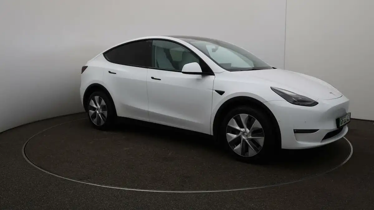 2022-tesla-model-y-e-long-range-big-40