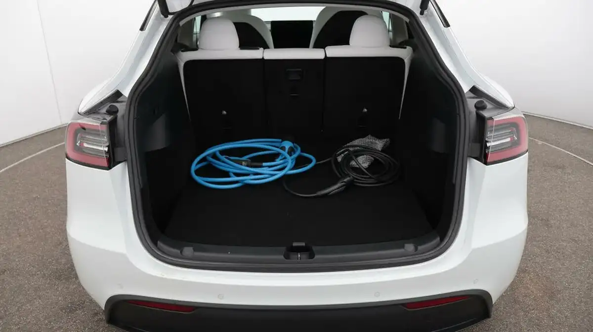 2022-tesla-model-y-e-long-range-big-16
