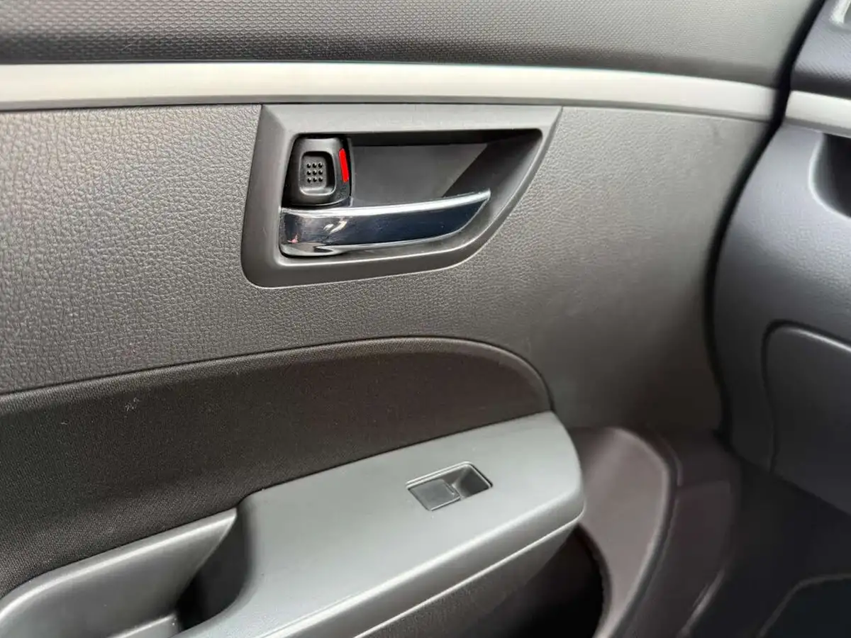 2011-suzuki-swift-12-sz3-3d-big-53