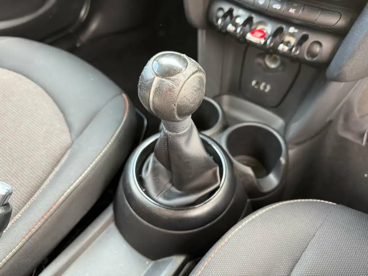 2015-mini-cooper-12-one-ss-5d-big-48