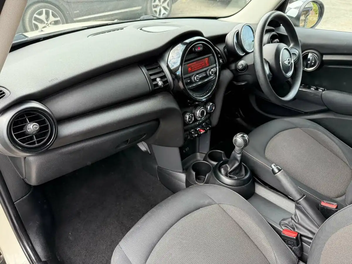 2015-mini-cooper-12-one-ss-5d-big-24