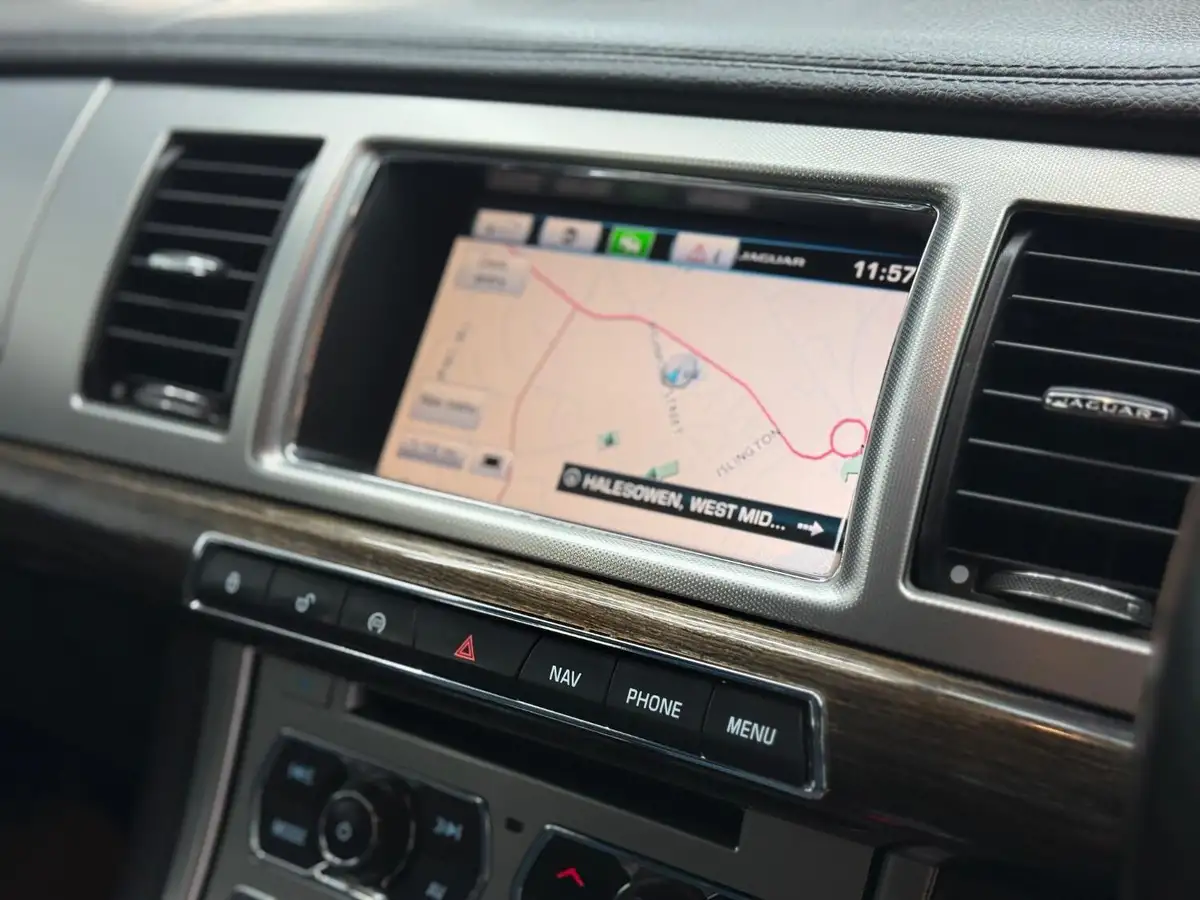 2015-jaguar-xf-30td-r-sport-saloon-4d-big-14