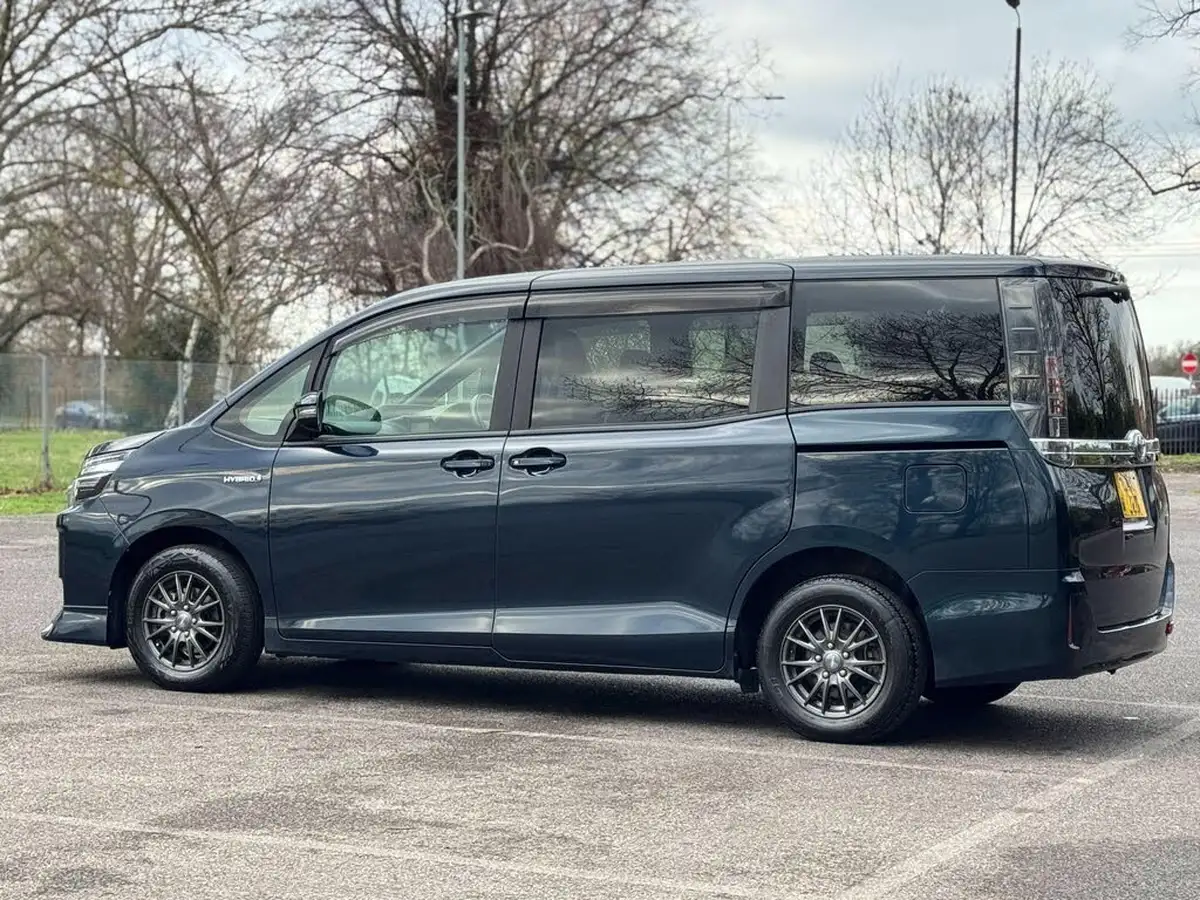 2015-toyota-voxy-18-hybrid-big-11