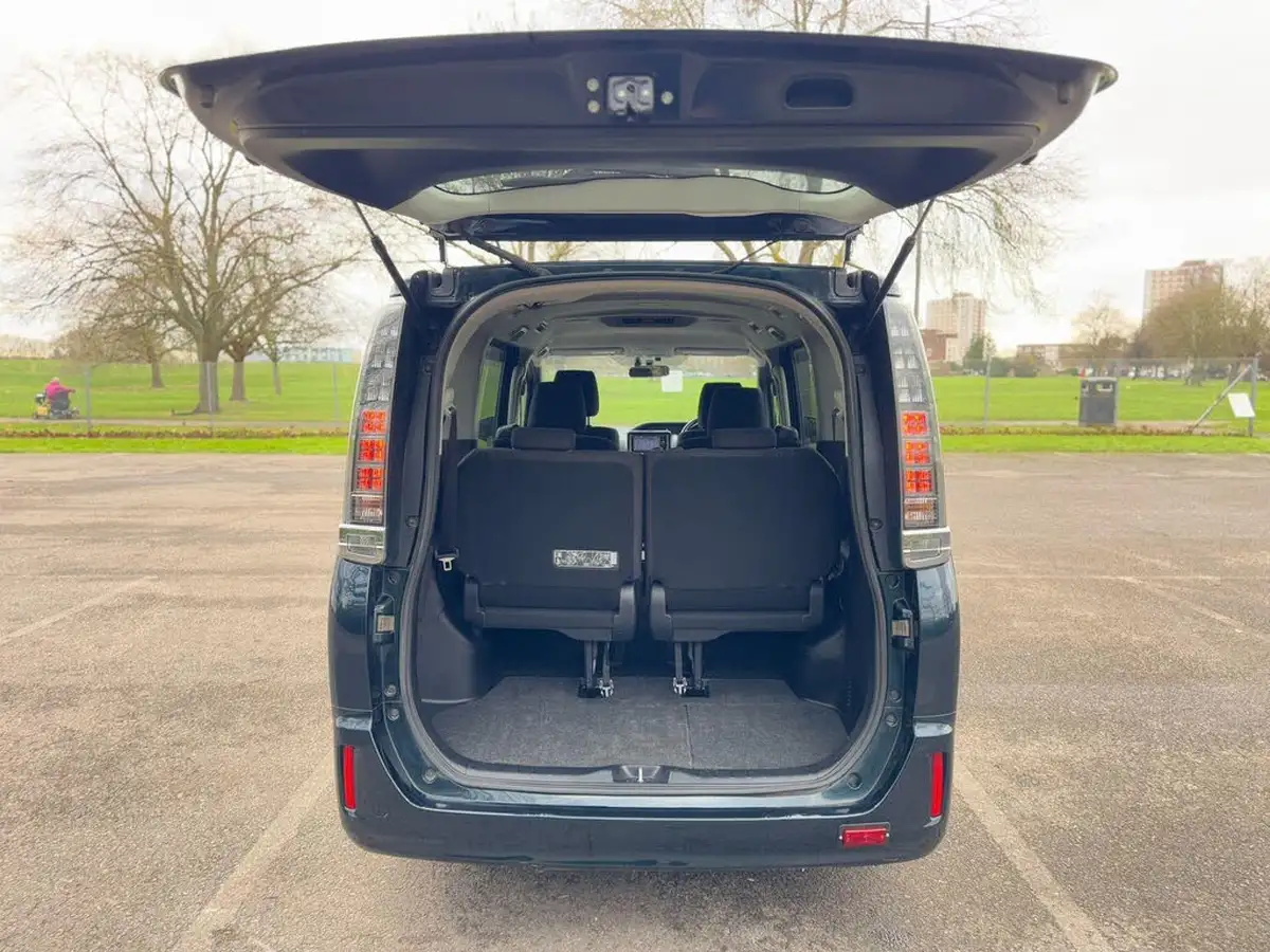 2015-toyota-voxy-18-hybrid-big-39