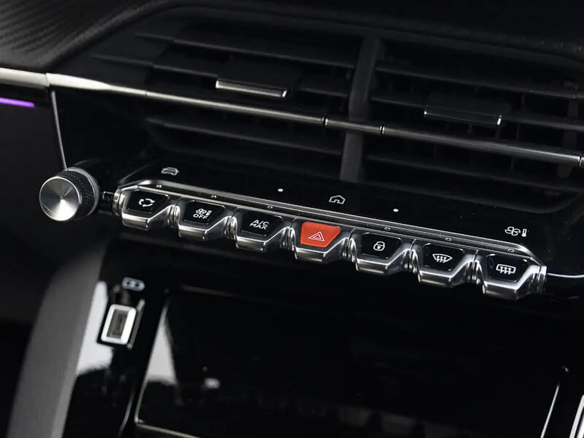 2025-peugeot-208-e-gt-136ps-50kwh-big-17