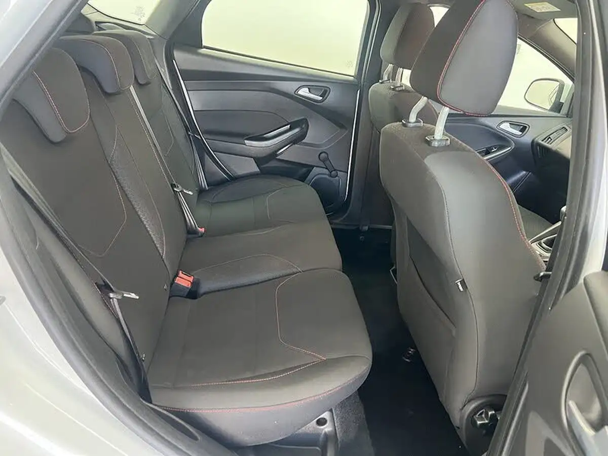 2018-ford-focus-15-st-line-hatchback-big-14