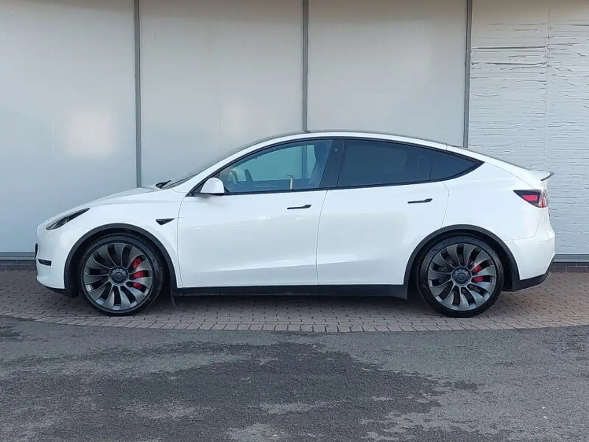 2023-tesla-model-y-e-performance-big-3