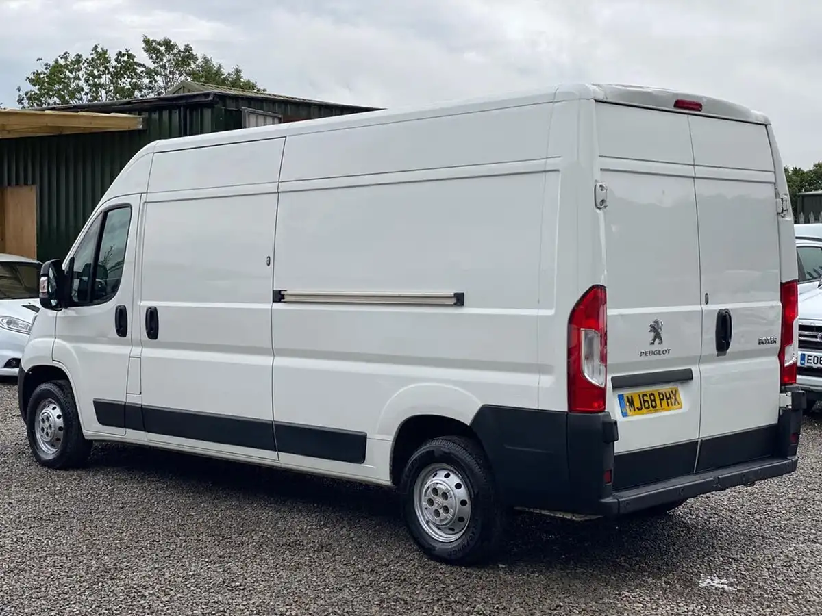 2019-peugeot-boxer-20-bluehdi-professional-335-l3-h2-big-3