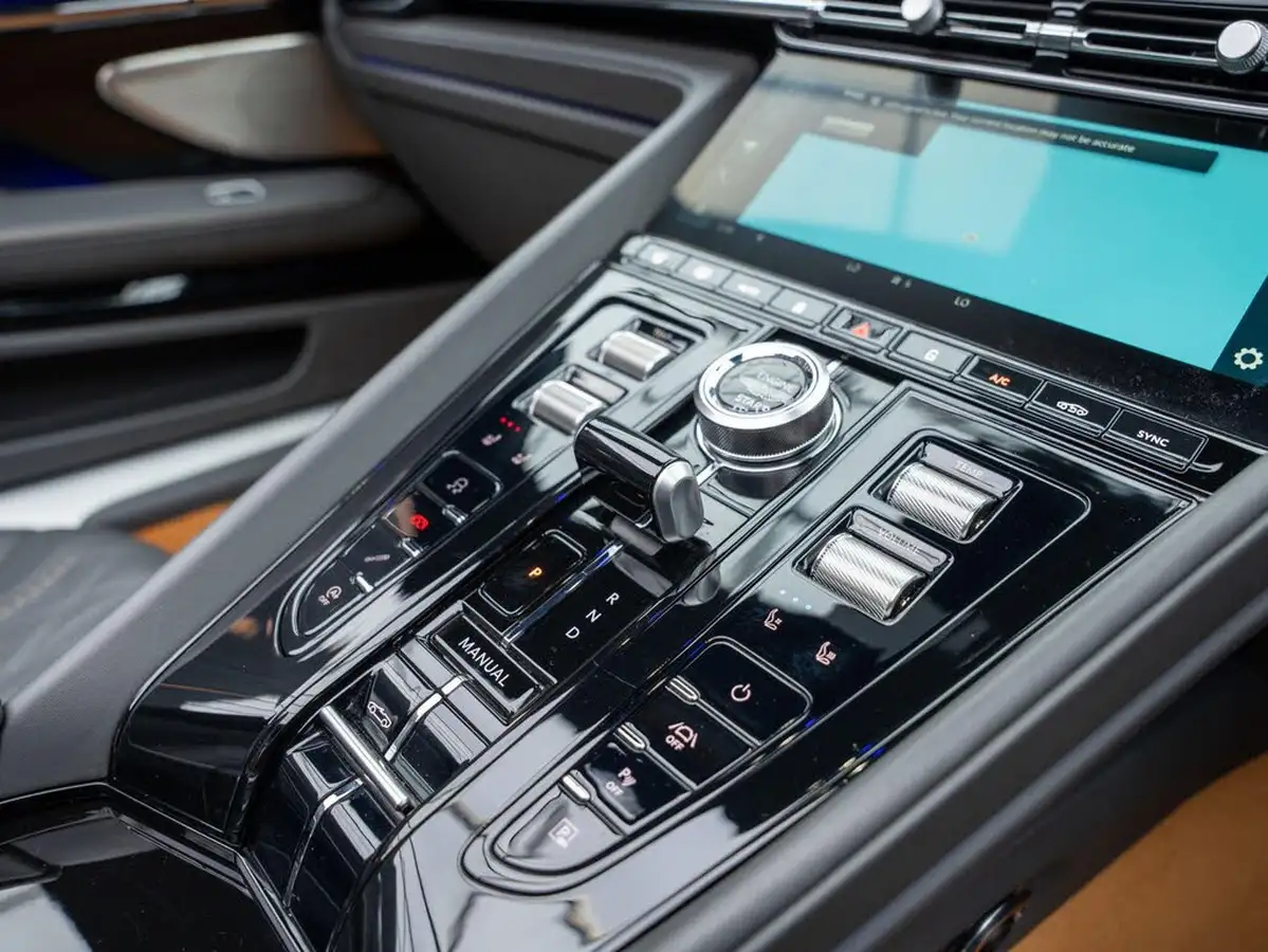 2024-aston-martin-db12-40-v8-auto-euro-6-ss-2dr-big-11
