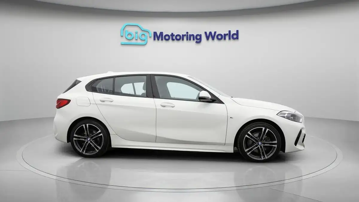2022-bmw-1-series-15-118i-m-sport-lcp-big-8
