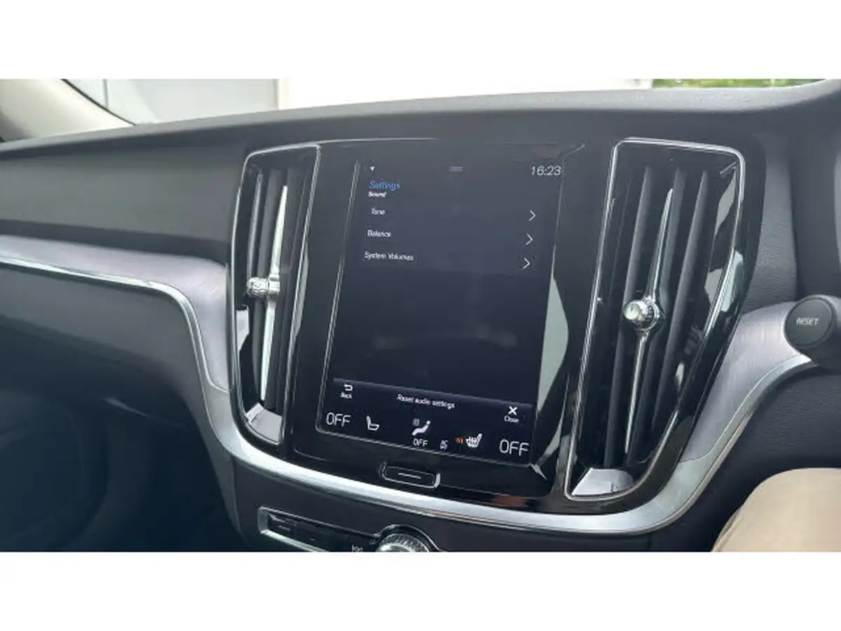 2021-volvo-v60-20-b3-momentum-161bhp-big-44