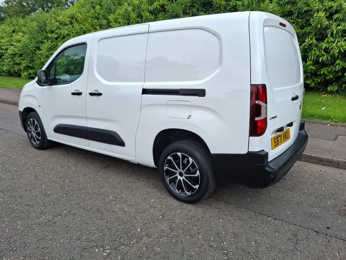2022-vauxhall-combo-15cdti-dynamic-2300-100pseu6dt-l2h1-panel-big-17