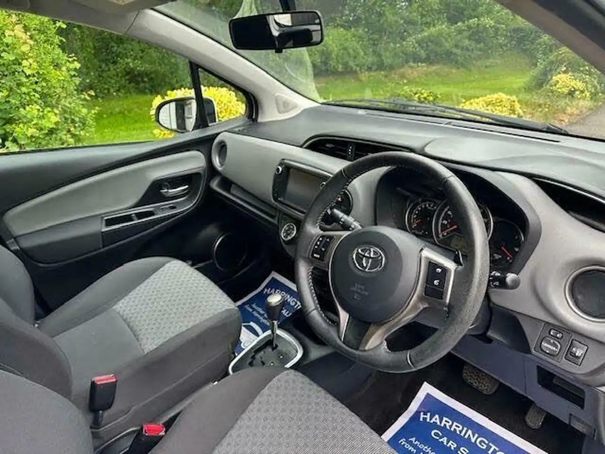 2015-toyota-yaris-133-icon-vvt-i-5d-cvt-big-11