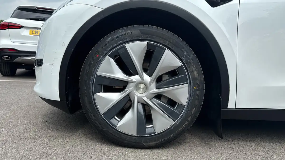 2022-tesla-model-y-e-long-range-big-16
