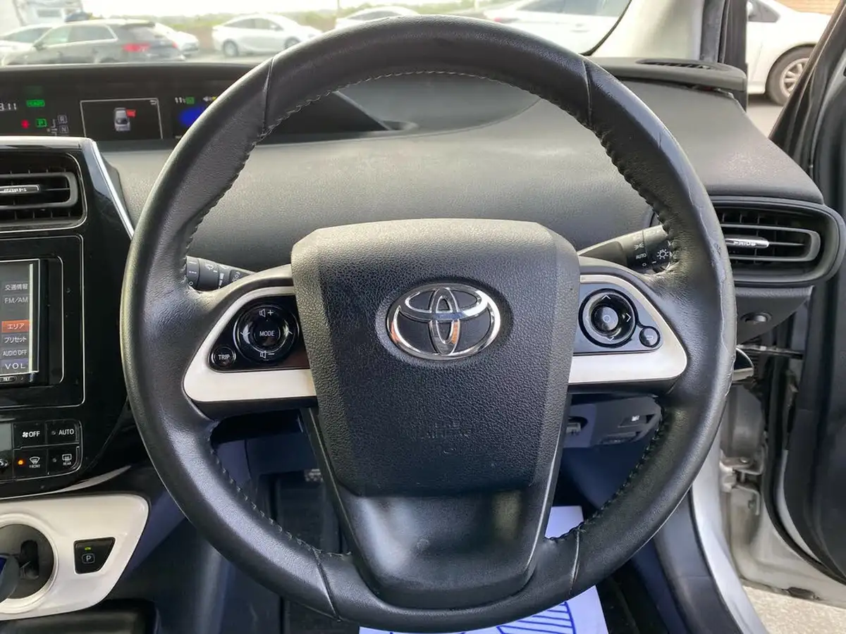2018-toyota-prius-hybrid-big-25