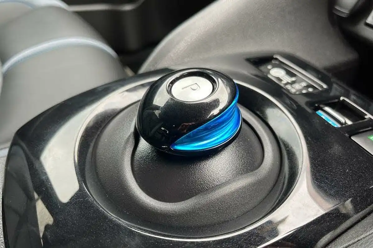2024-nissan-leaf-e-tekna-39kwh-big-30