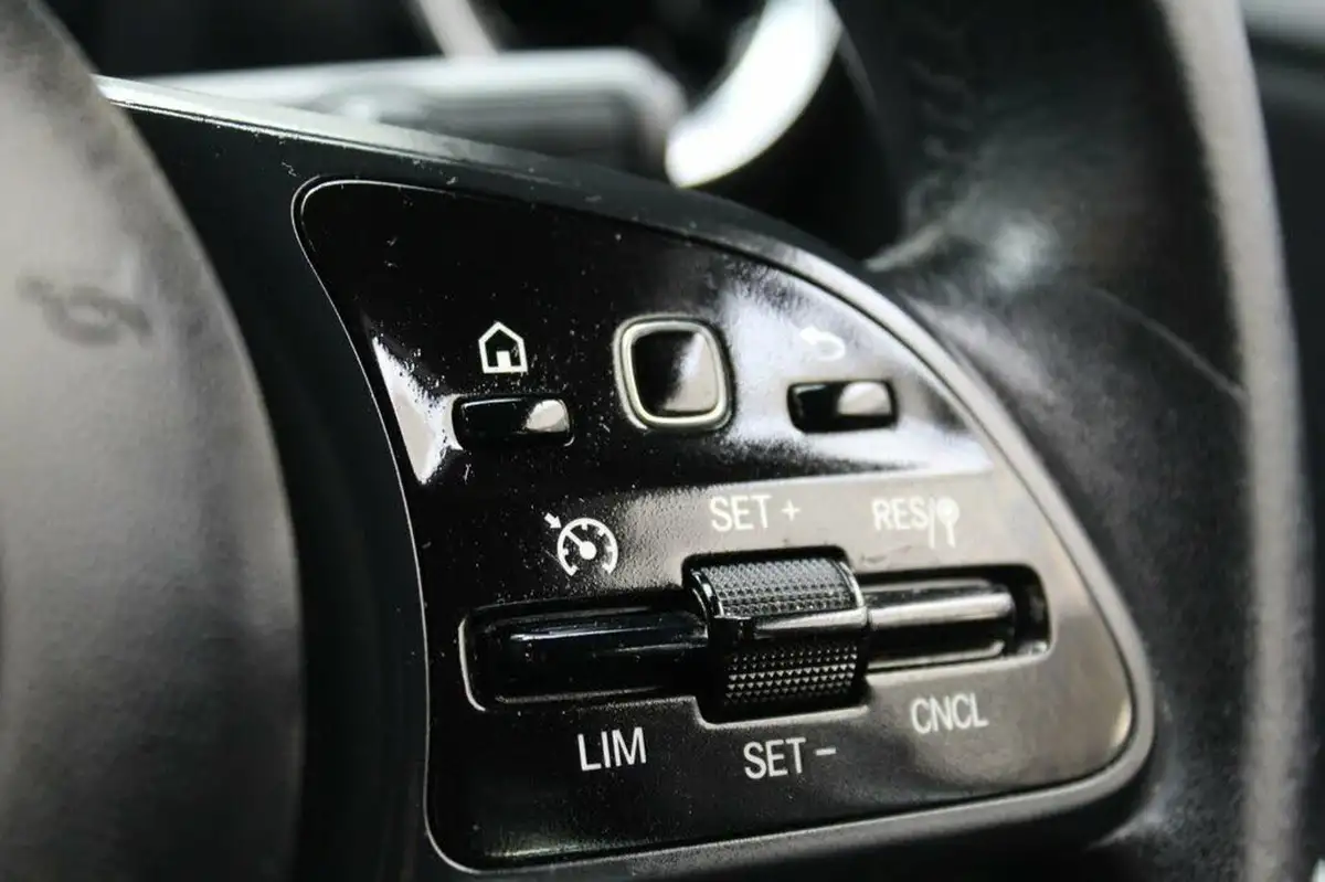 2018-mercedes-benz-a-class-15d-a180d-se-116ps-ss-7g-dct-big-40