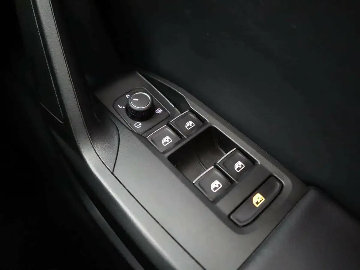 2021-seat-leon-14-e-hybrid-fr-hatchback-big-39