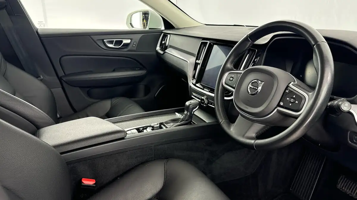 2020-volvo-v60-20-t4-momentum-plus-big-9