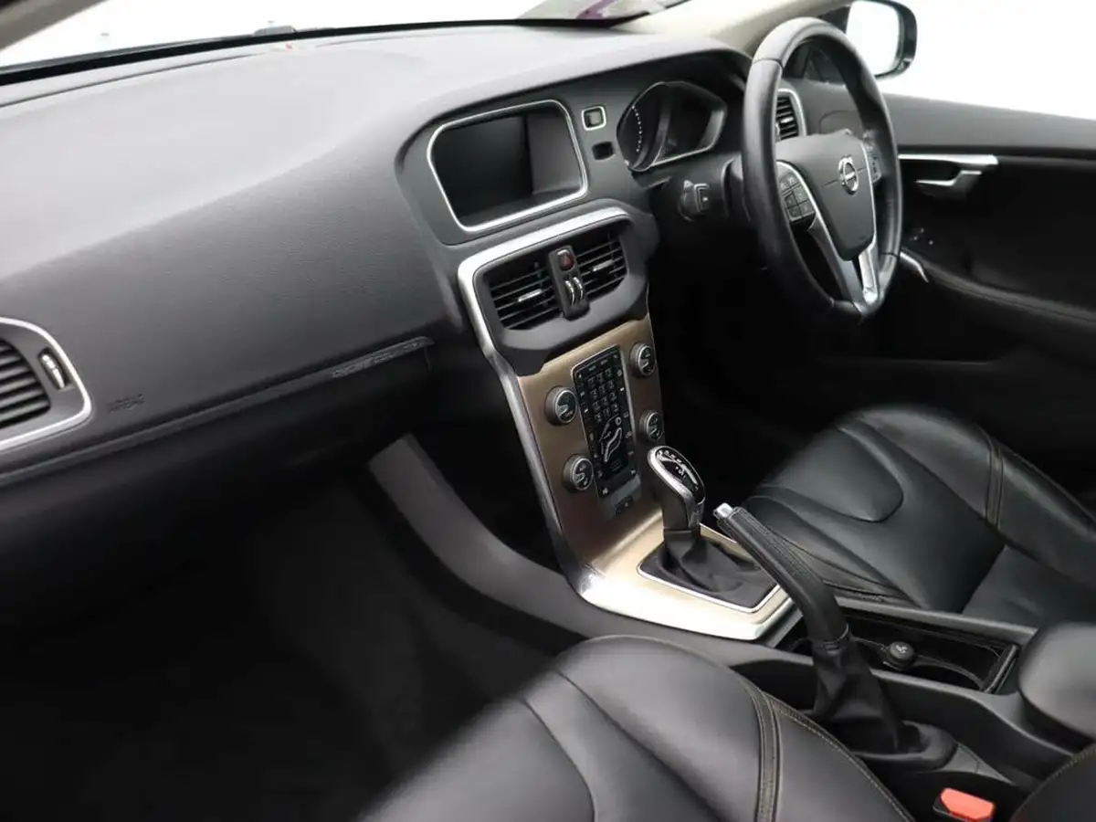 2017-volvo-v40-20td-d4-cross-country-pro-geartronic-big-10