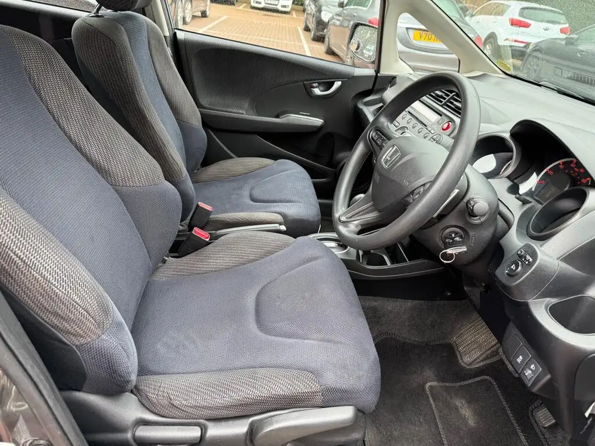 2012-honda-jazz-14-es-cvt-big-15