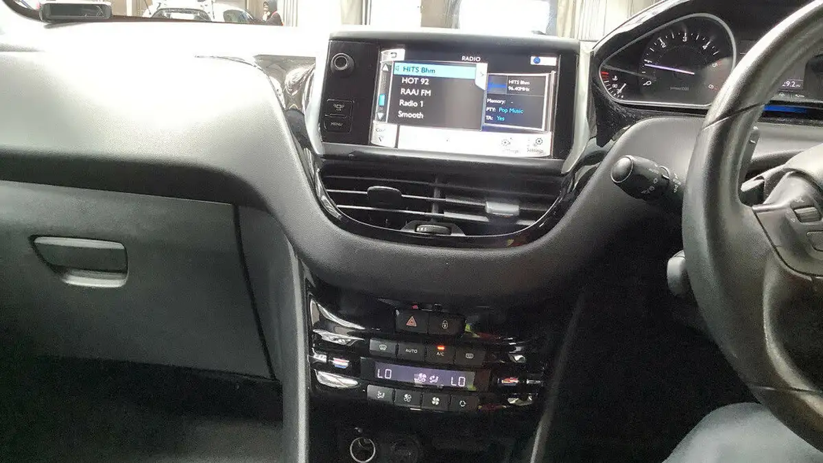 2013-peugeot-208-14td-allure-14e-hdi-ss-5d-egc-big-8