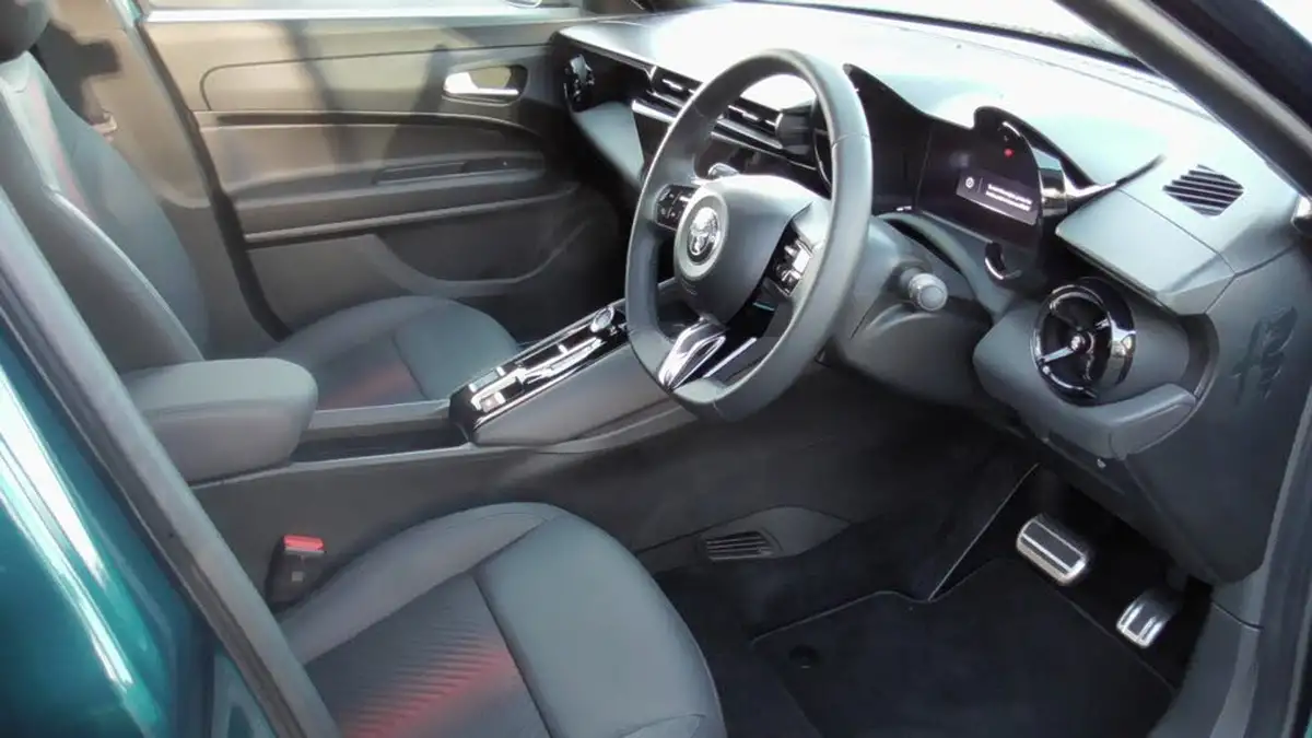 2024-alfa-romeo-junior-electric-e-speciale-big-7