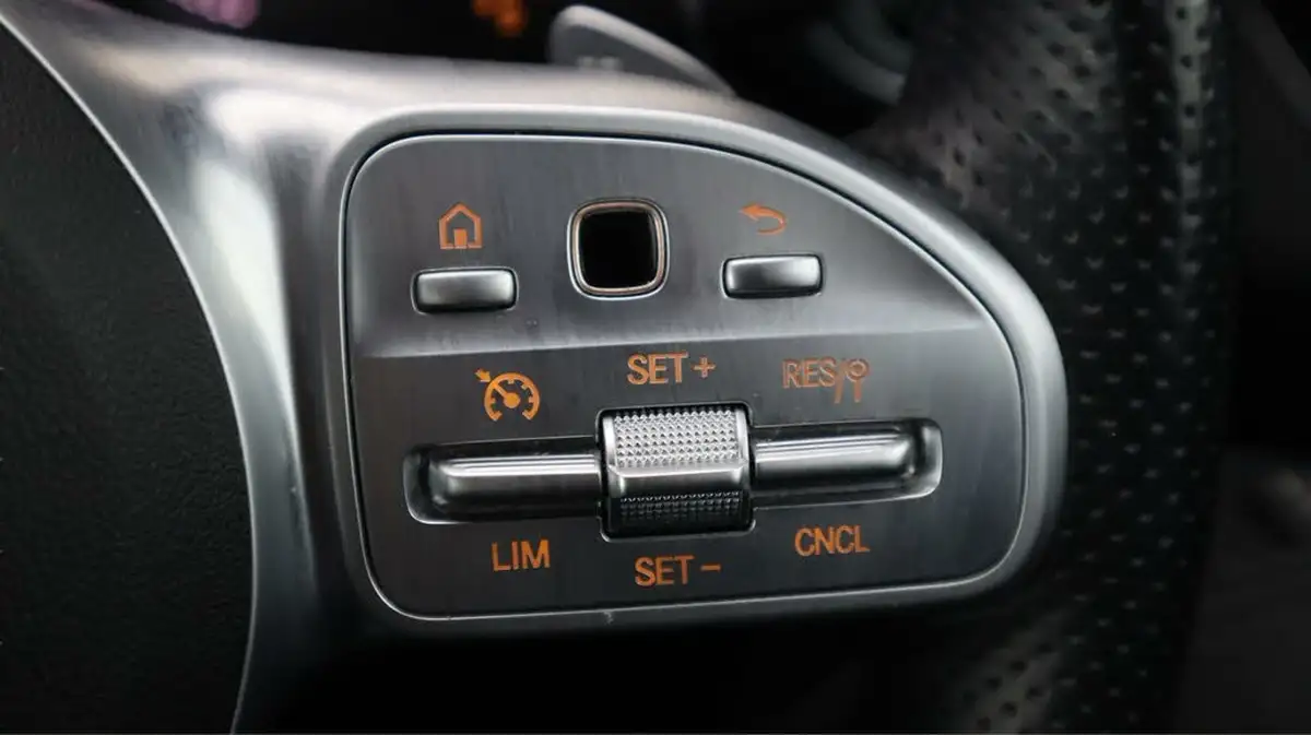 2019-mercedes-benz-c-class-20d-c300d-amg-line-245ps-ss-saloon-4d-big-22