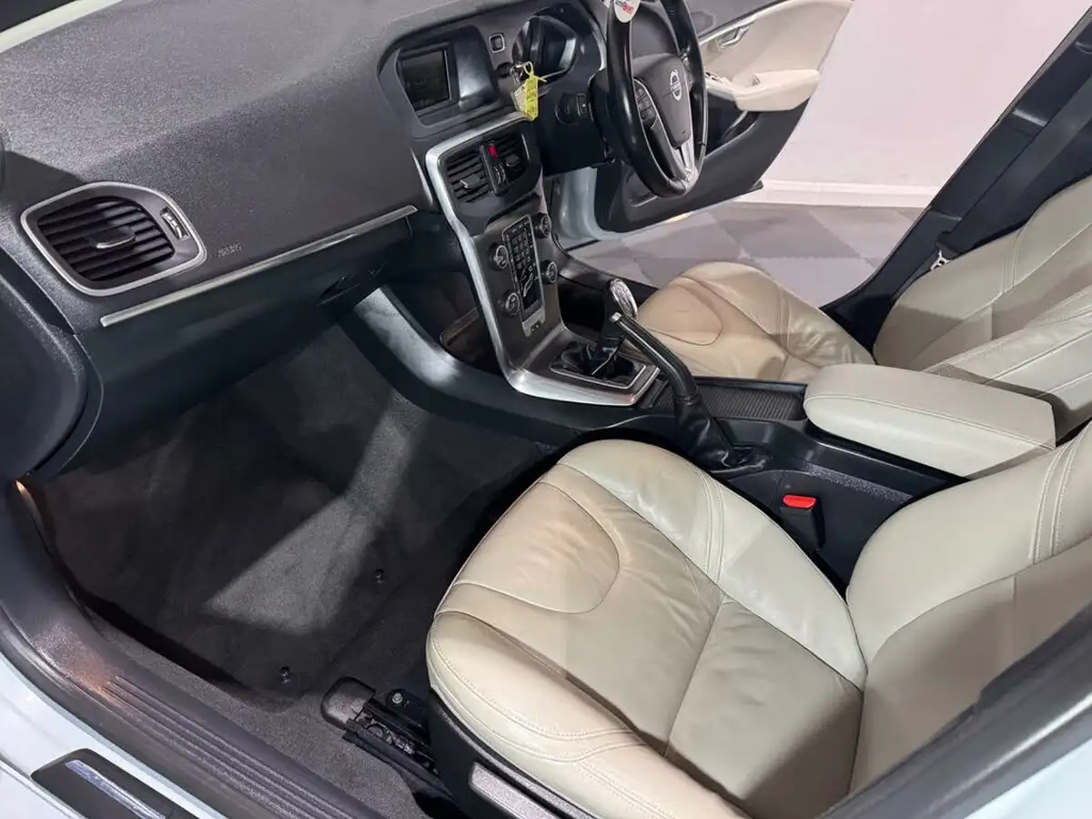 2013-volvo-v40-16-t4-se-lux-big-19