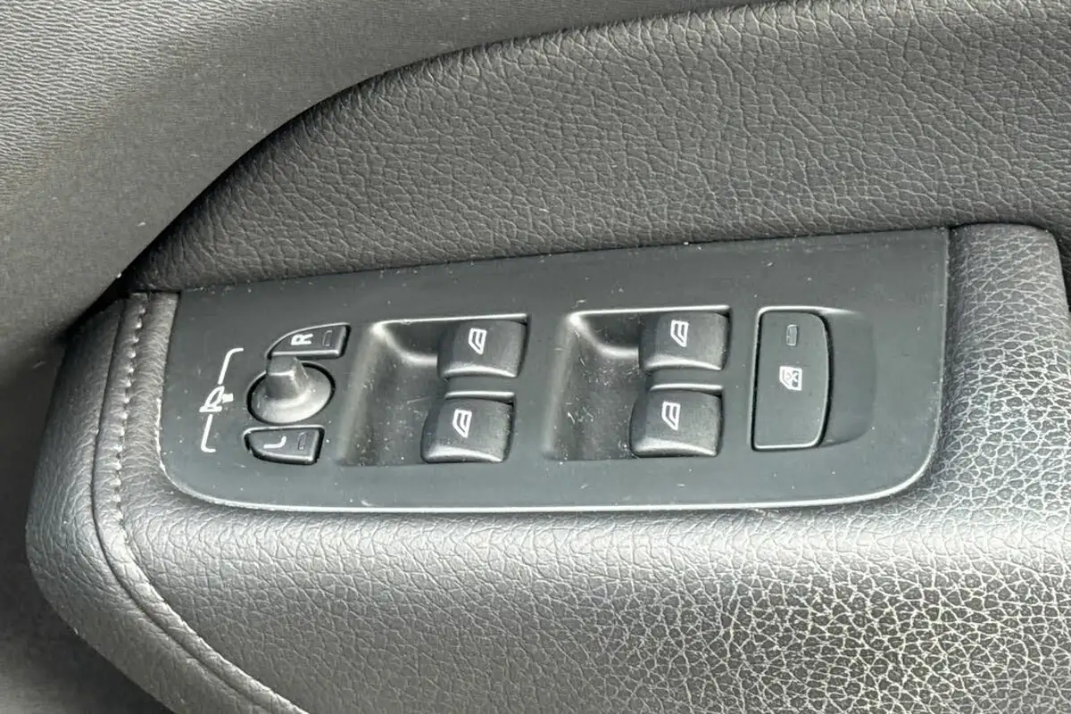 2020-volvo-xc60-20td-d4-momentum-big-34