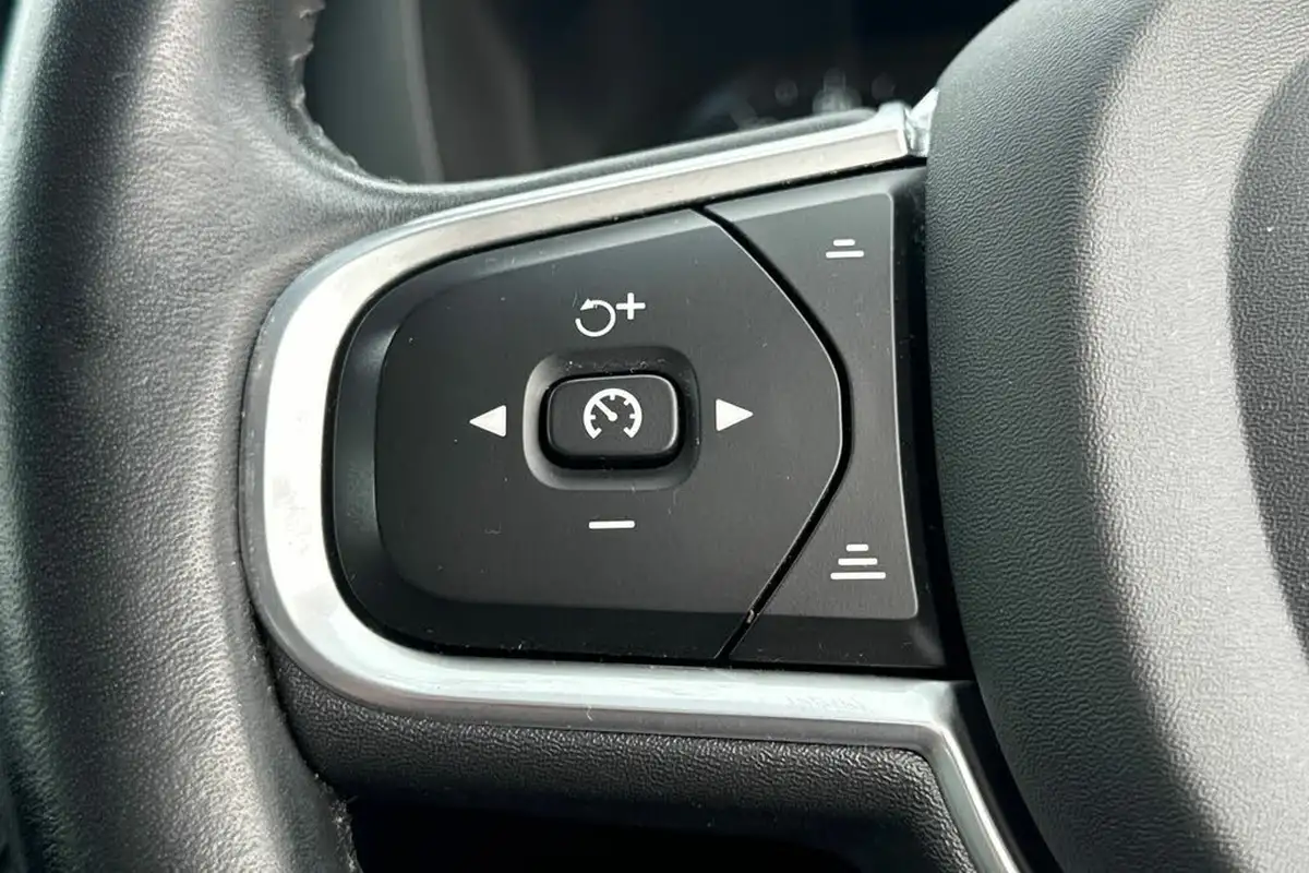 2020-volvo-xc60-20td-d4-momentum-big-10