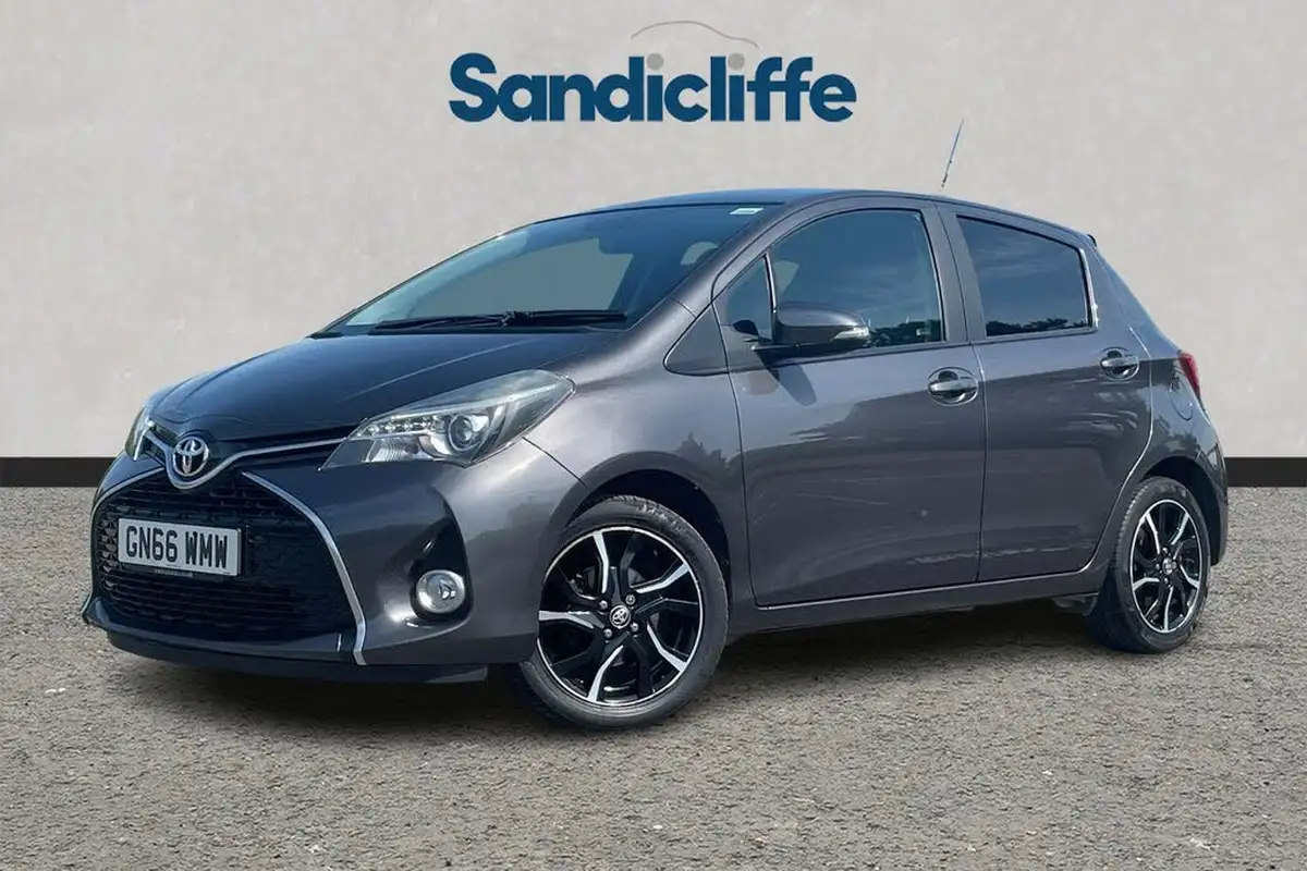 2016-toyota-yaris-133-design-bi-tone-big-7