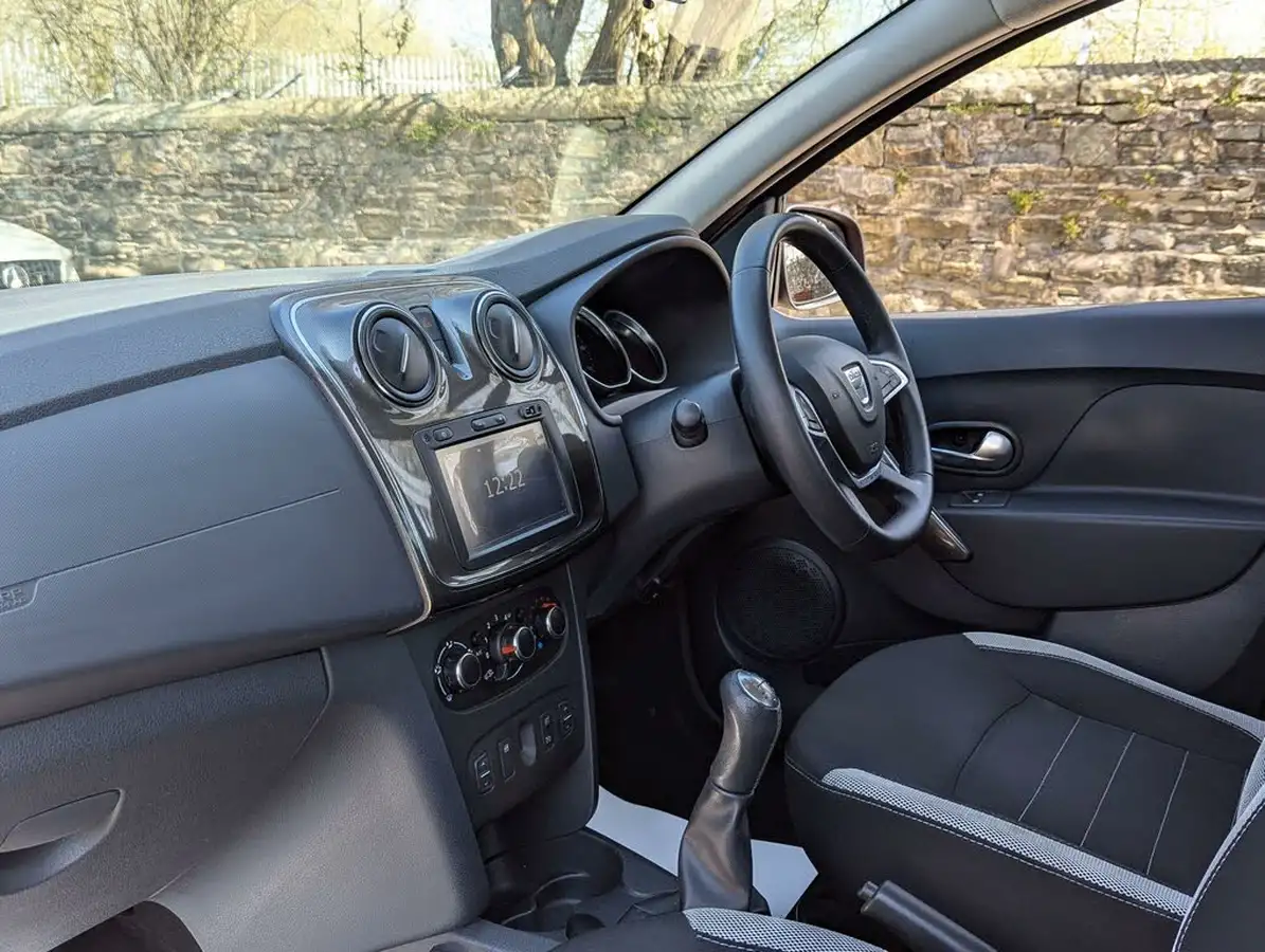 2017-dacia-sandero-stepway-09-tce-laureate-big-8