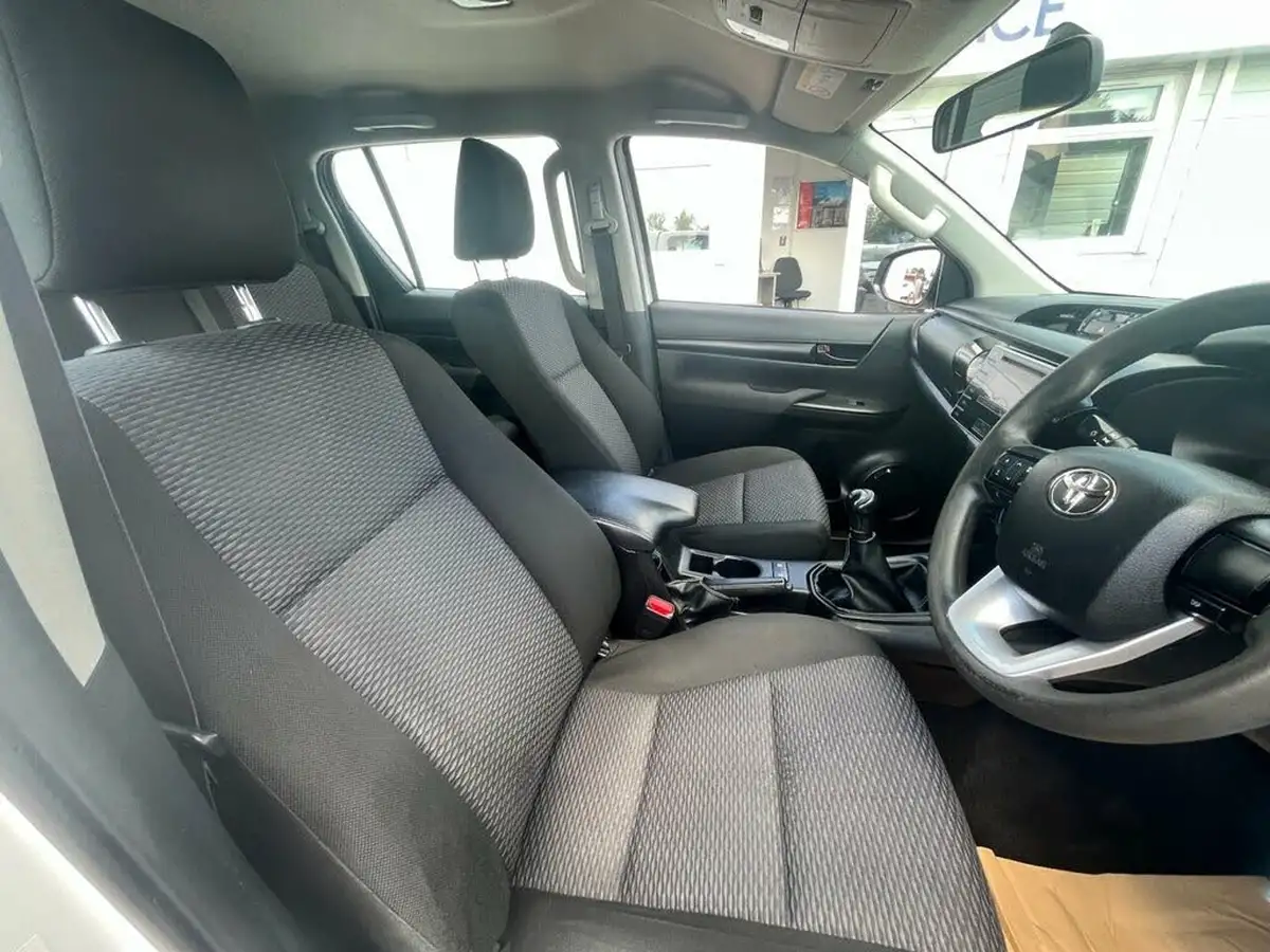 2020-toyota-hi-lux-24d-4d-active-150hpeu6dt-e-35t-double-pick-up-big-10