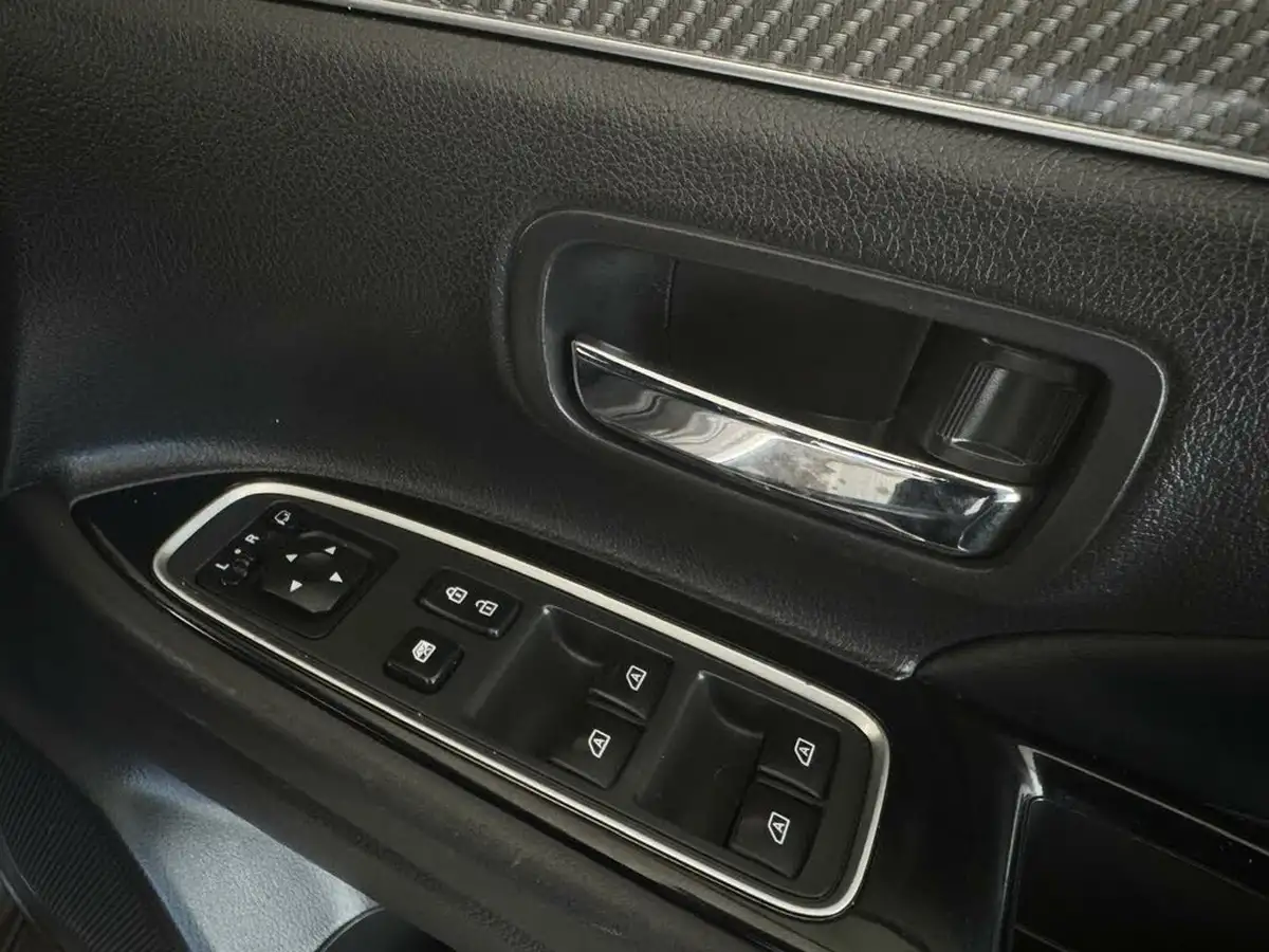 2021-mitsubishi-outlander-24-dynamic-safety-phev-big-17