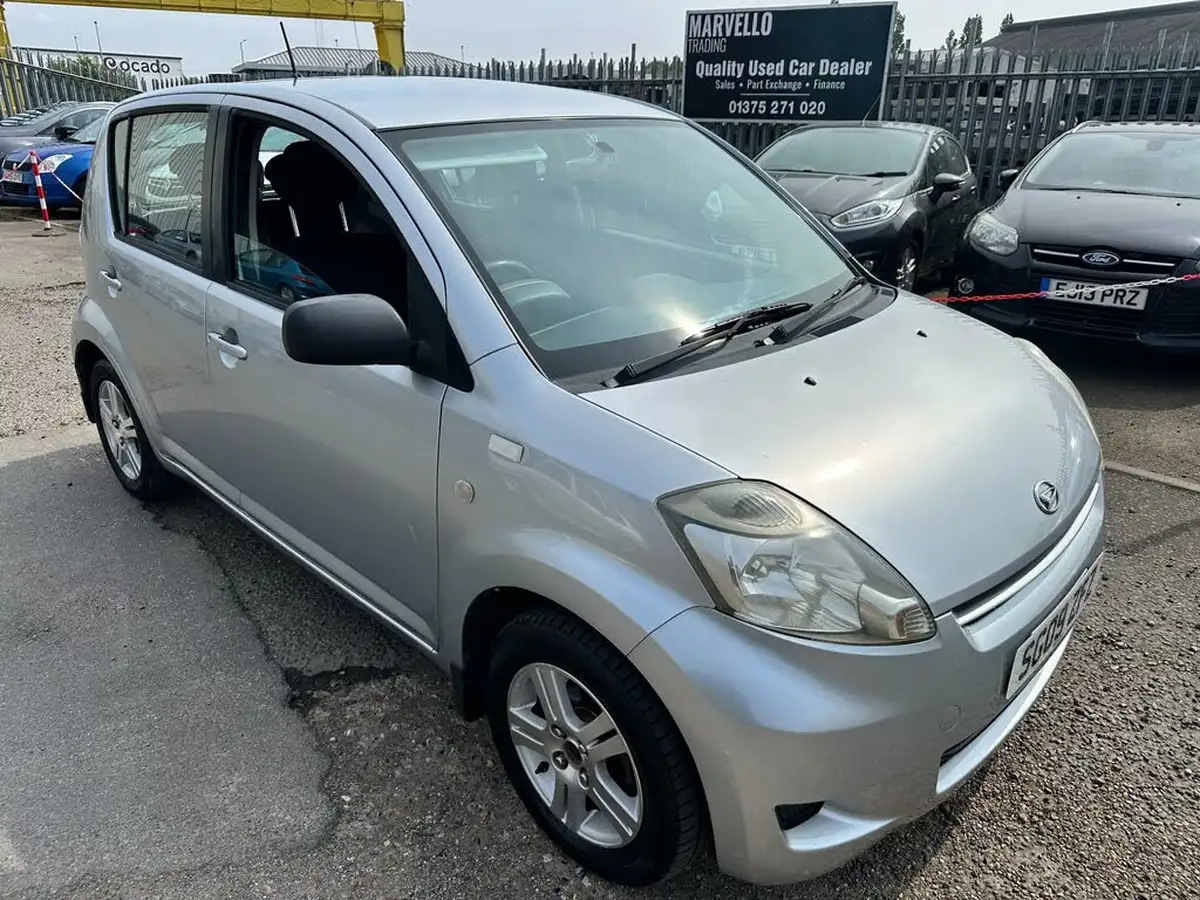 2009-daihatsu-sirion-13-se-big-25