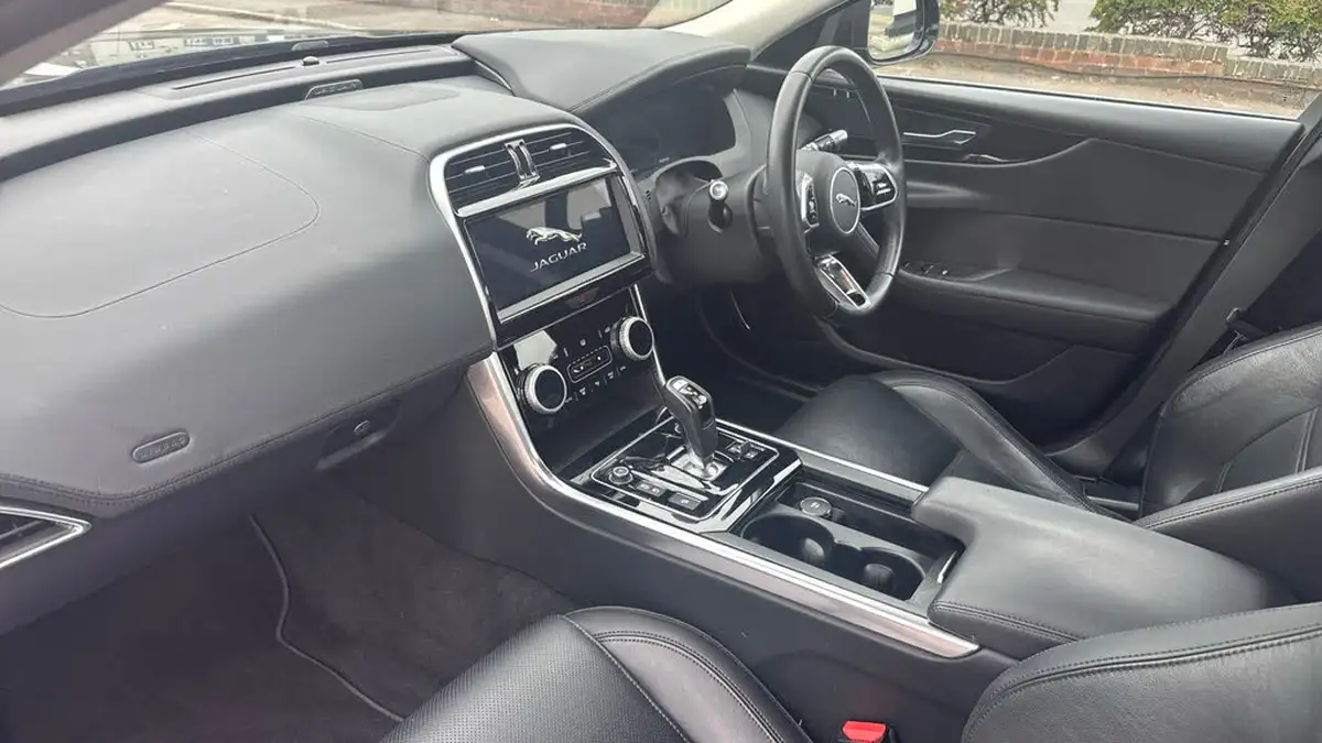 2020-jaguar-xe-20d-se-big-22