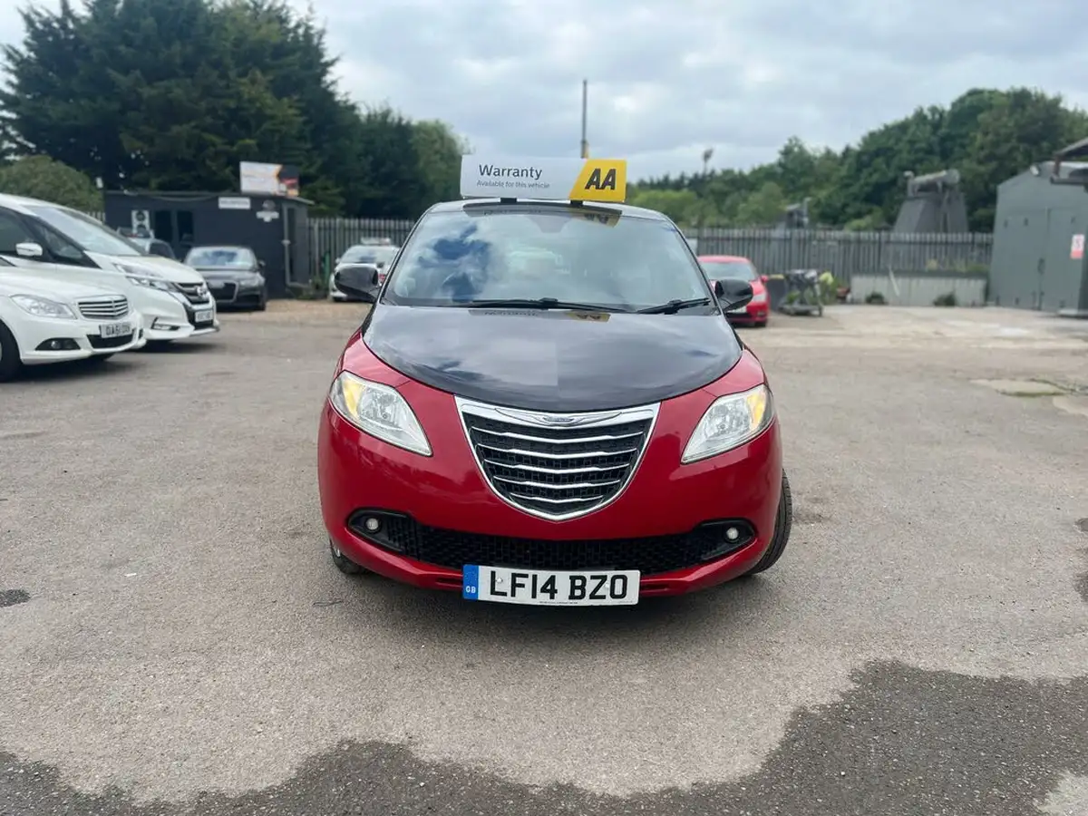 2014-chrysler-ypsilon-12-blackred-big-2