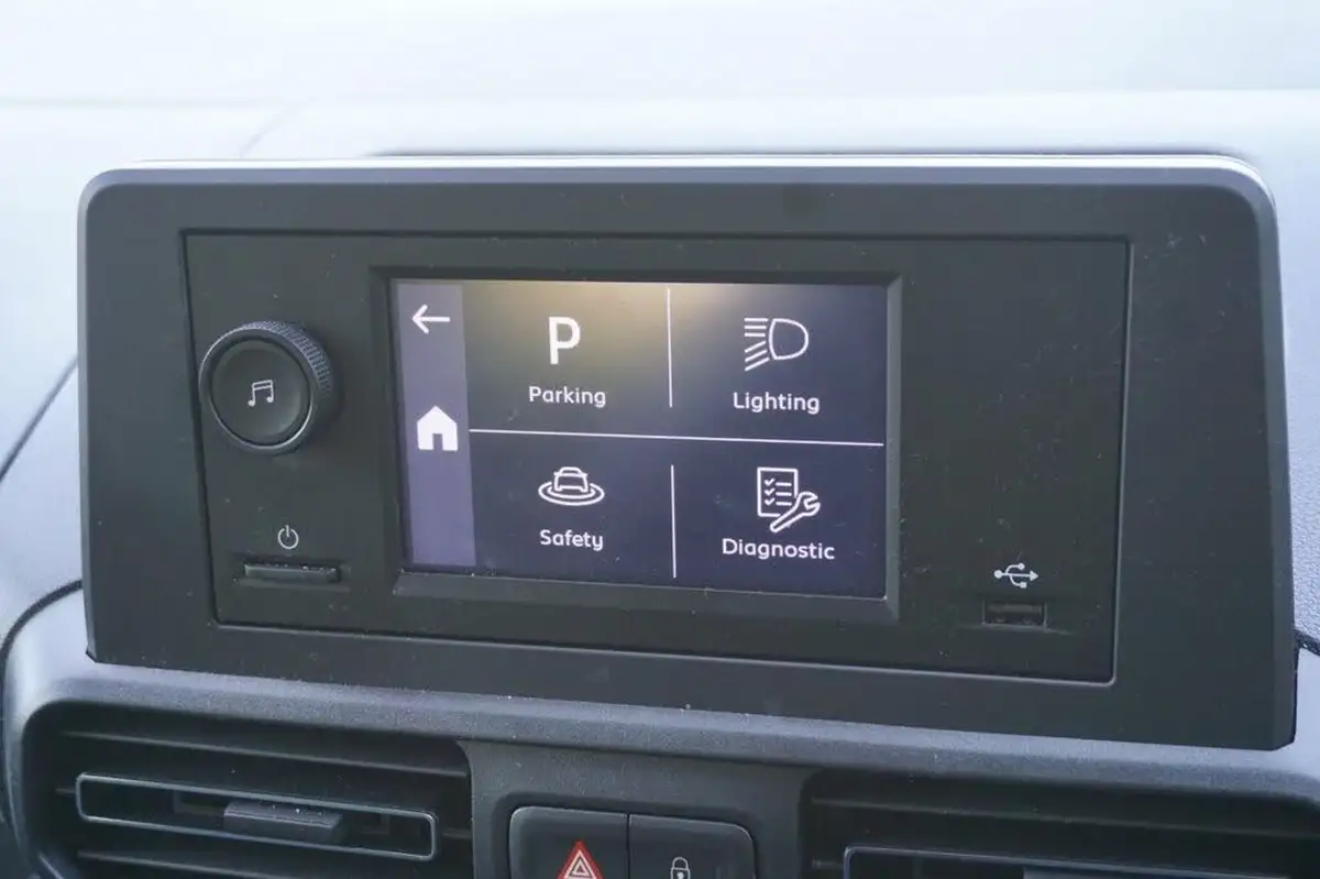 2024-toyota-proace-city-verso-e-shuttle-medium-big-23