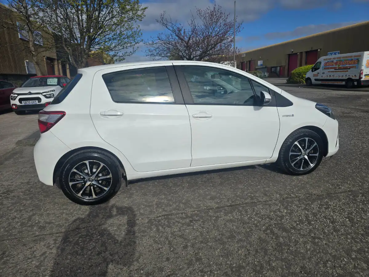 2019-toyota-yaris-15-vvt-i-icon-tech-98bhp-hybrid-1497cc-e-cvt-big-39