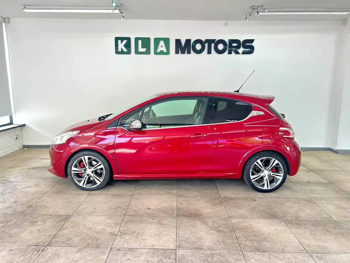 2013-peugeot-208-16-gti-big-1