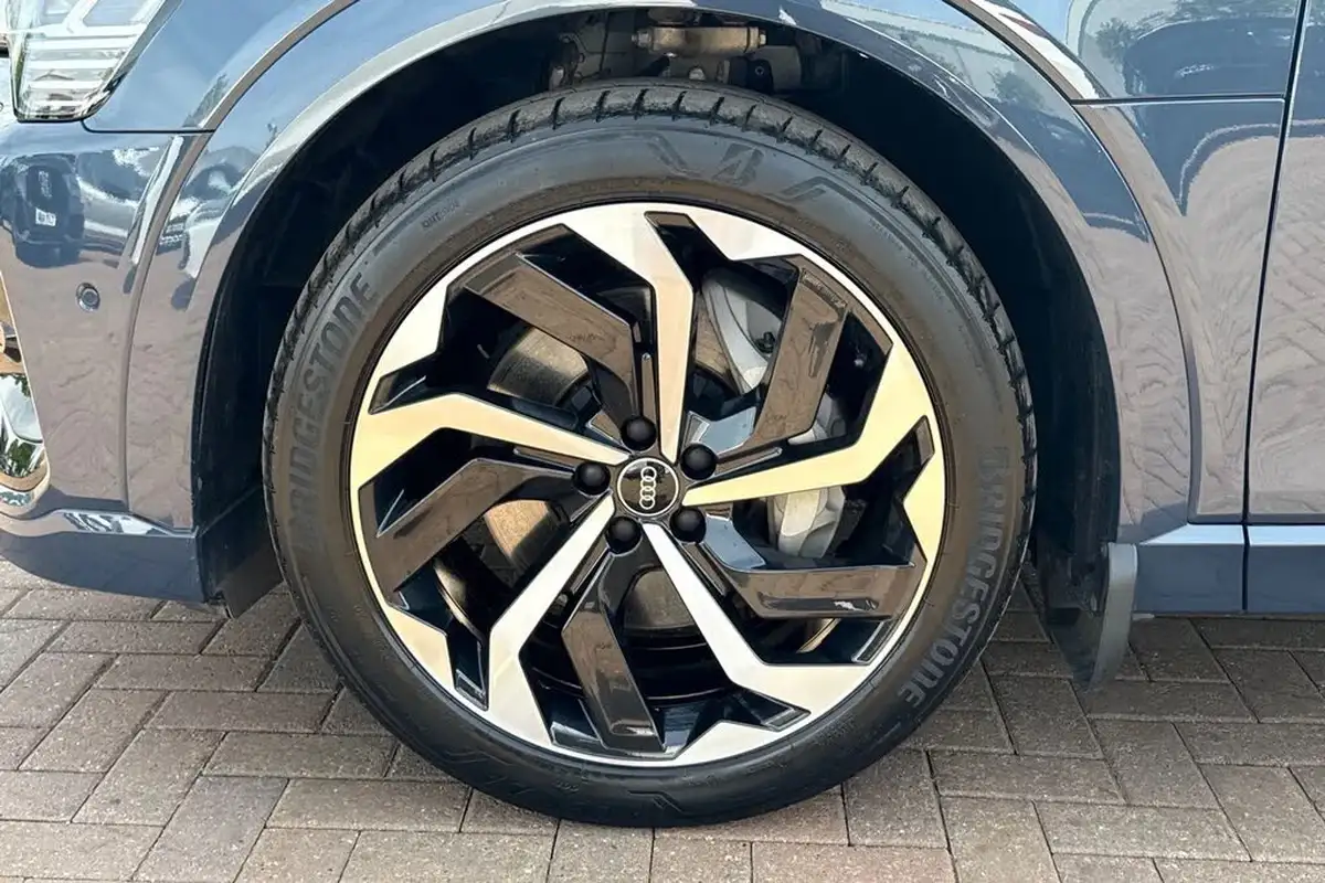 2023-audi-e-tron-55e-black-edition-sportback-big-12