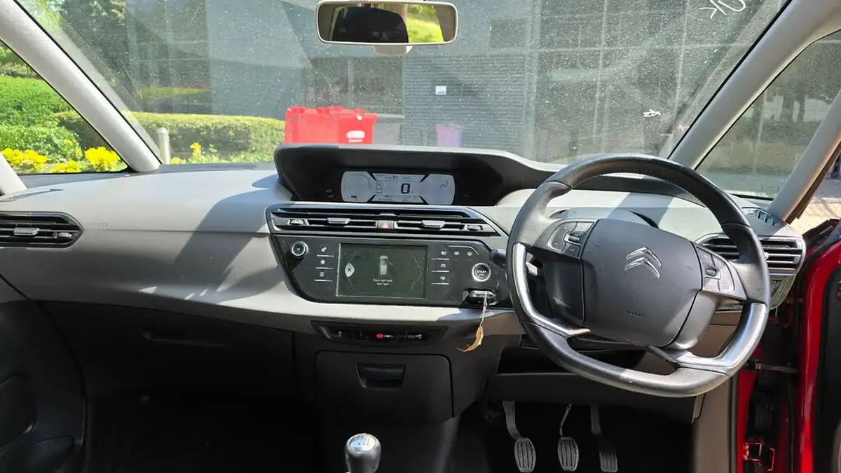 2015-citroen-c4-picasso-16bluehdi-selection-big-56