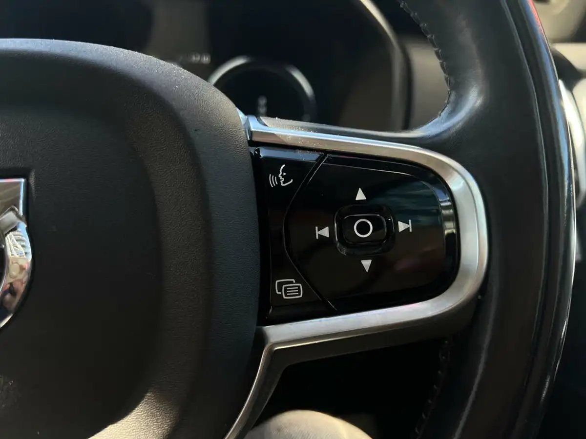 2017-volvo-xc90-20-t8-momentum-momentum-hybrid-auto-big-43