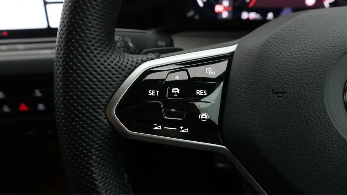 2022-volkswagen-golf-15-etsi-r-line-150ps-hatchback-big-24
