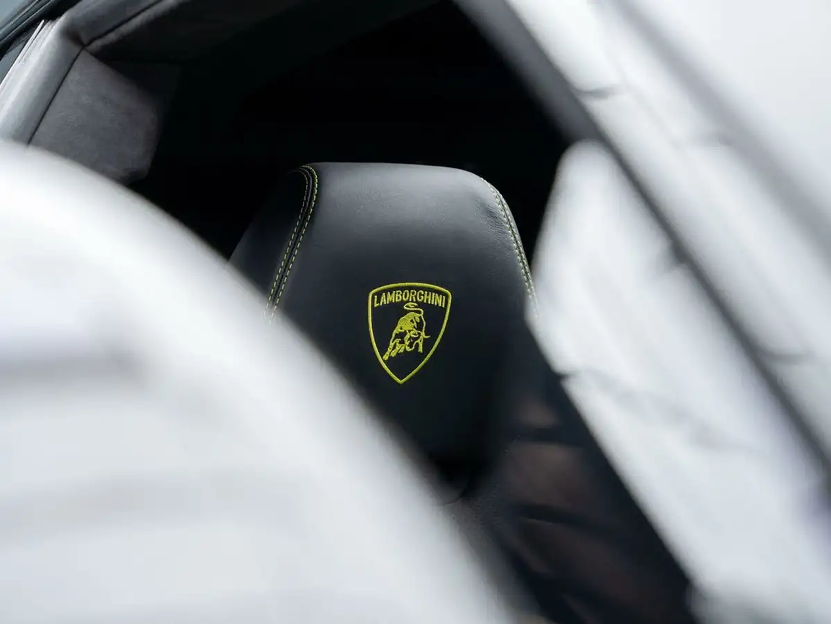 2022-lamborghini-urus-40-no-trim-big-55