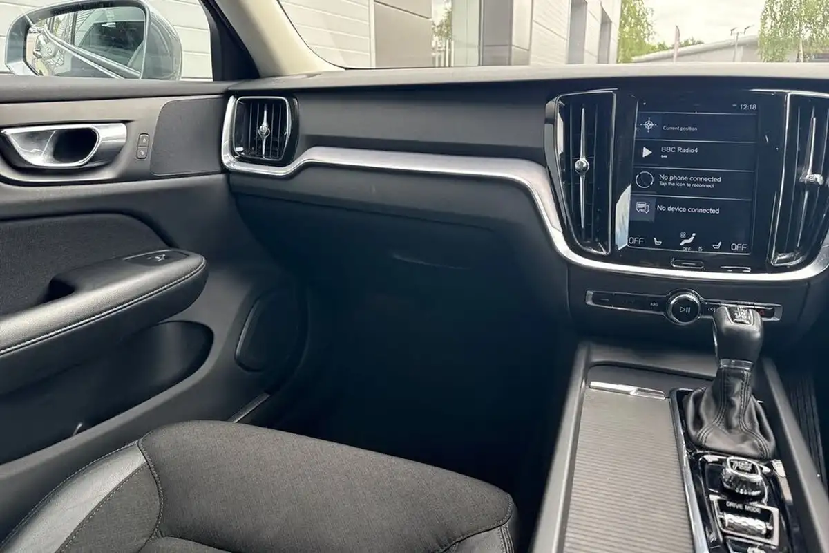 2019-volvo-v60-20td-d4-cross-country-big-19
