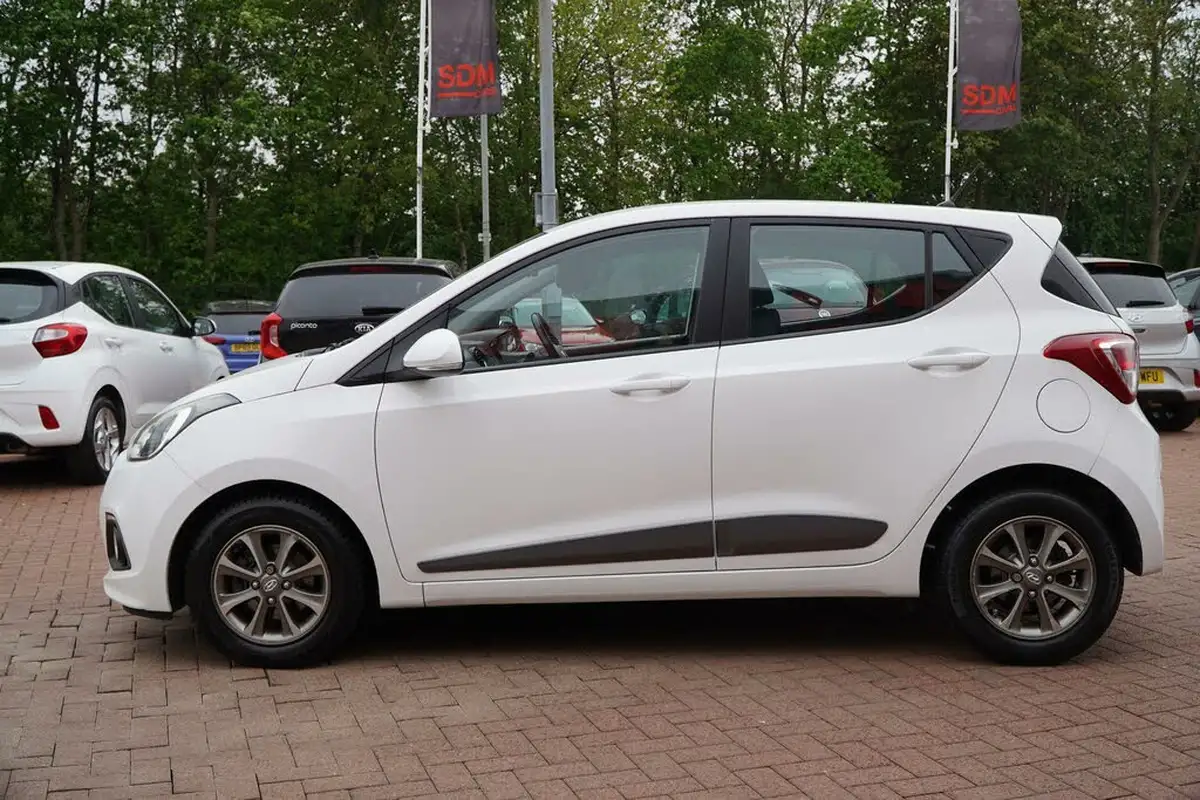 2014-hyundai-i10-10-premium-big-10
